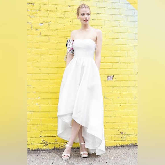 David’s Bridal White Elegant Wedding Dress with Side Pockets - Picture 5 of 9